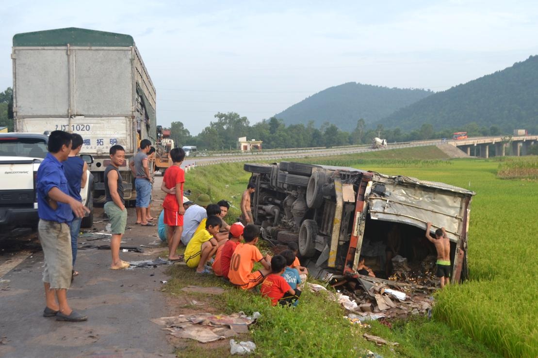 Xe container tong oto tai vang xuong ruong hinh anh