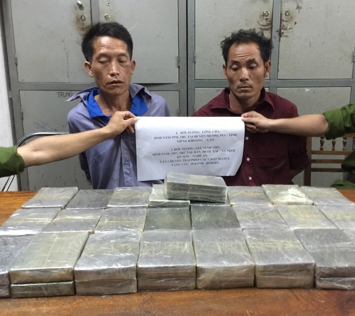 Canh sat dot kich khach san bat hai ke buon 50 banh heroin hinh anh