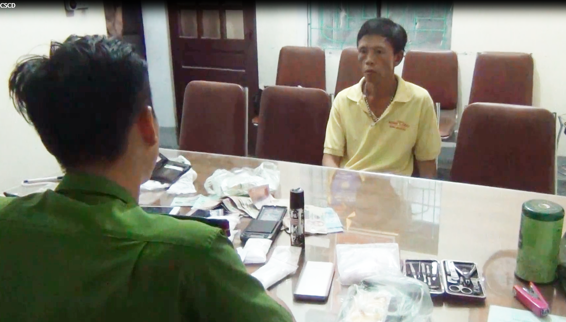 giau ma tuy tren xe taxi anh 1