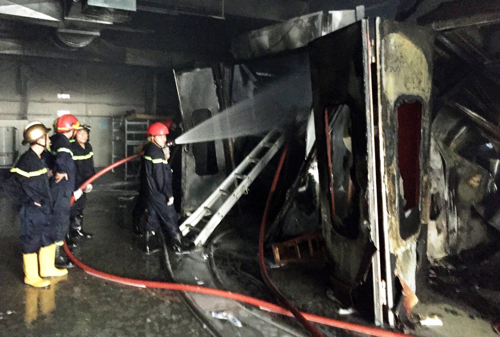 Cháy salon ôtô giữa trung tâm Sài Gòn ảnh 1 Chay salon oto giua trung tam Sai Gon anh 1