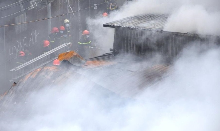 Canh sat deo mat na, chua chay xuong son oto o Sai Gon hinh anh