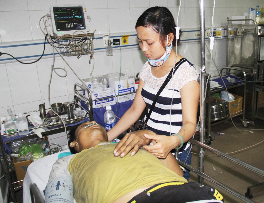 Tai nan xe o Lao: Tieng no nhu bom, nhieu nguoi bi hat tung hinh anh