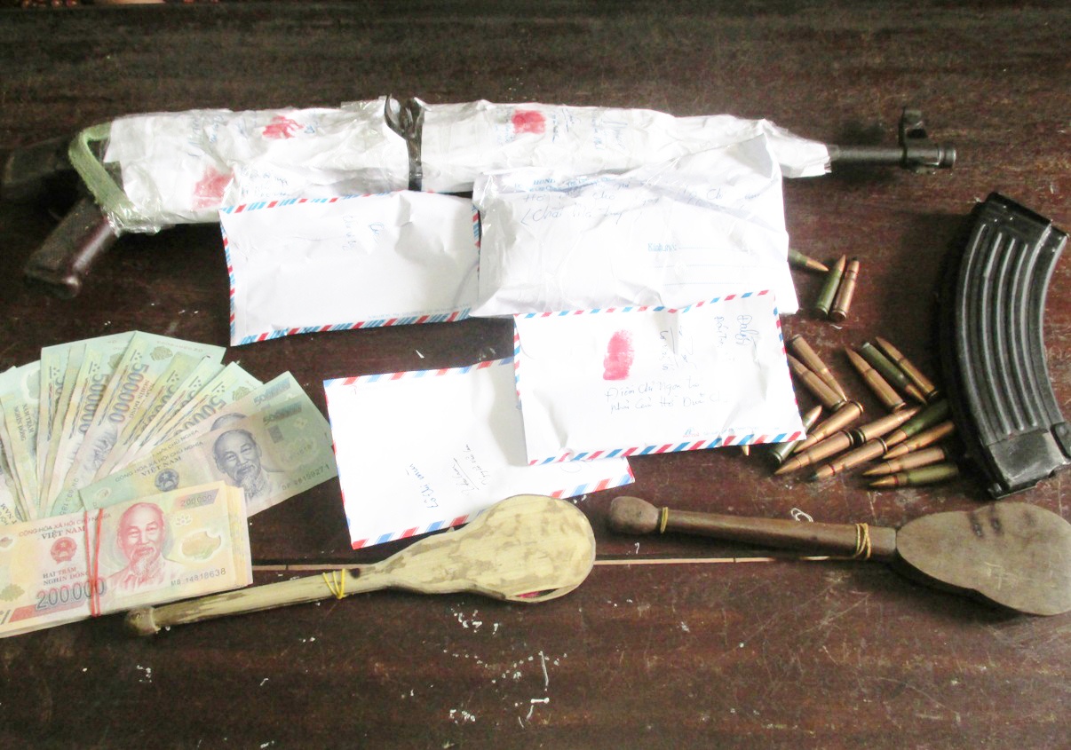 Doi nam nu mang theo sung AK di buon ma tuy hinh anh