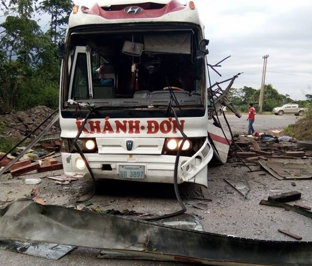 Nghe An lap doan kiem tra xe khach bien Lao hinh anh