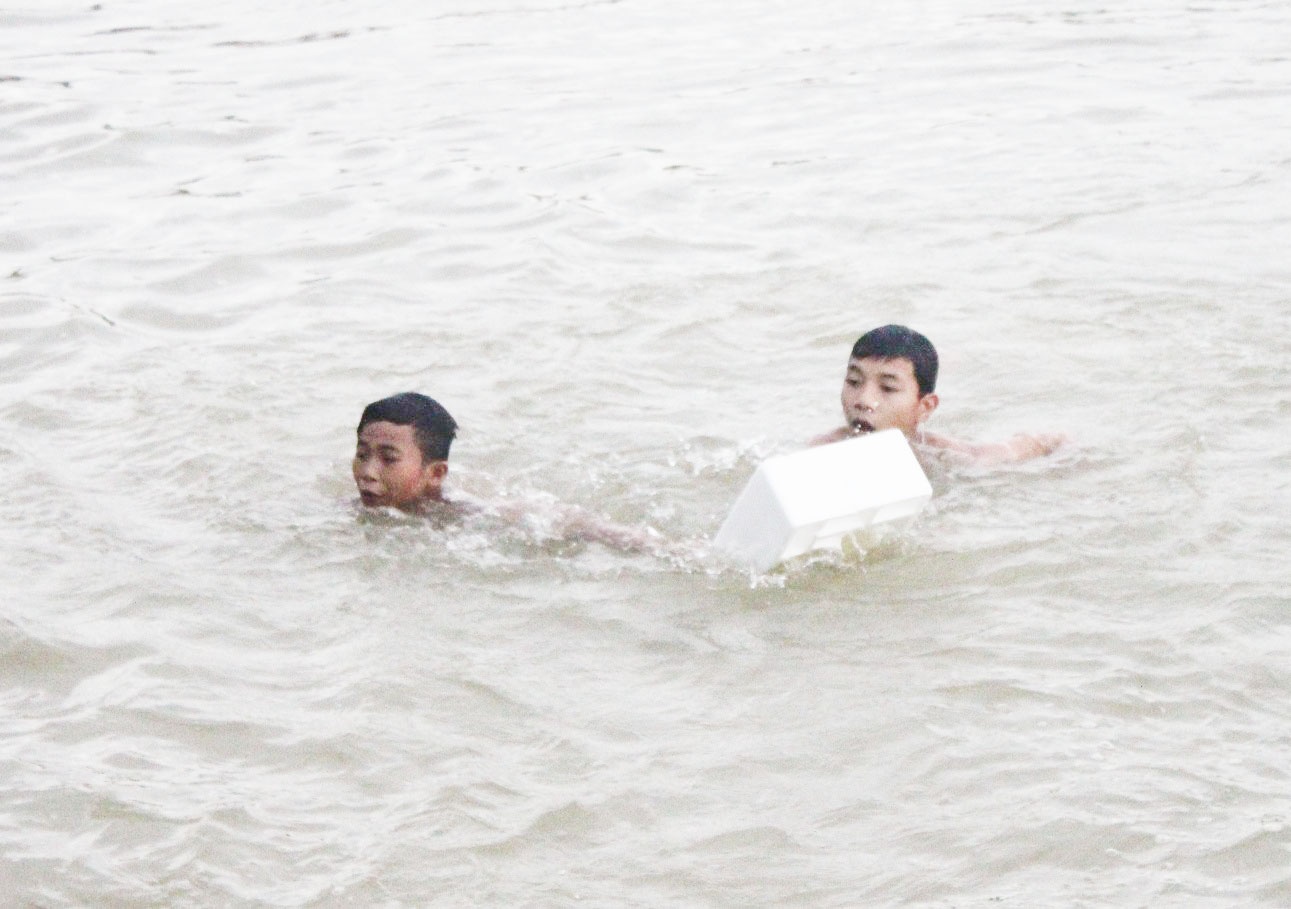 Dung chau thau lam phao boi qua song, nam sinh duoi nuoc hinh anh