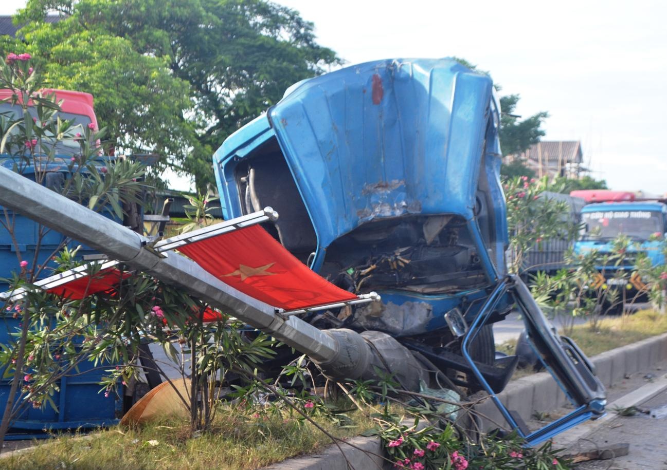 Oto tai dam dai phan cach, ghe lai vang khoi cabin hinh anh