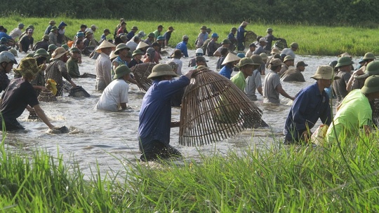 Hang nghin nguoi doi nang 40 do C bat ca cau may hinh anh