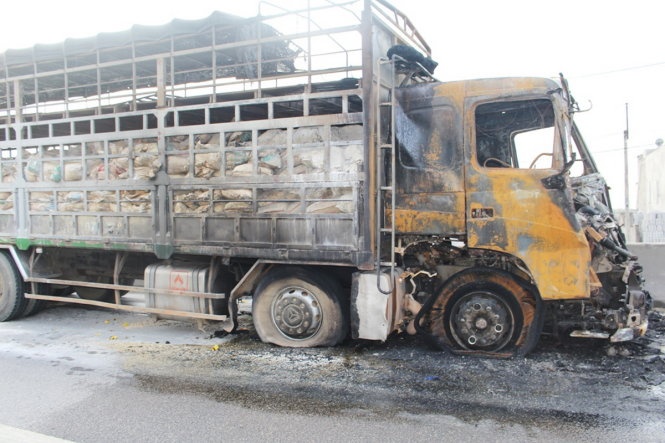 Xe tai phat no roi chay rui tren quoc lo hinh anh