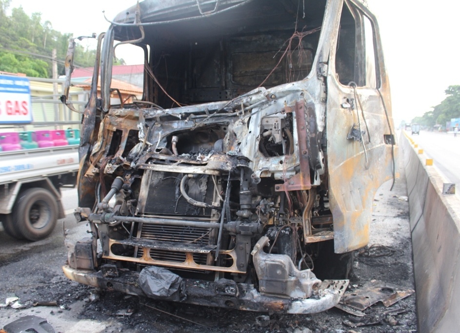 xe tai boc chay anh 1