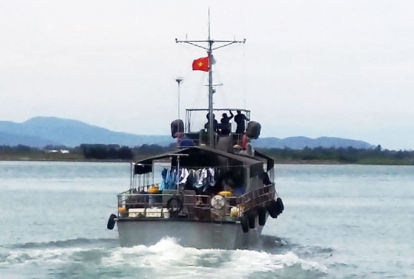 Phat hien hai chan du nghi cua may bay Su-30 mat tich hinh anh