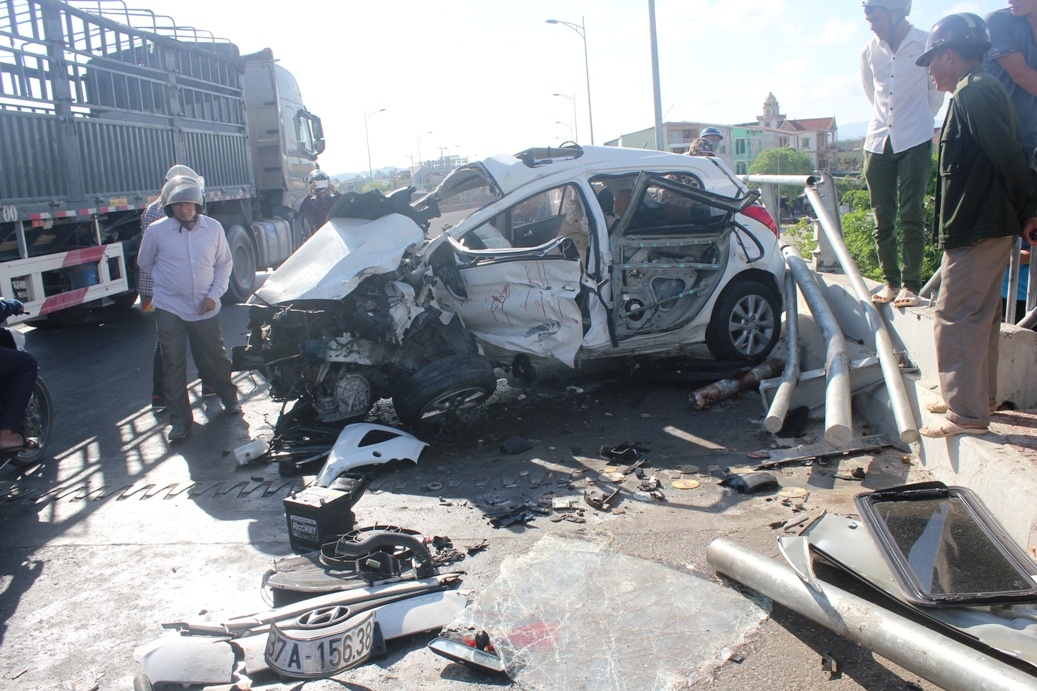 Oto 4 cho tu dam vao lan can cau anh 1