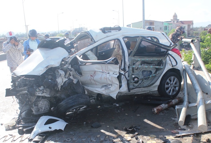 Dan pha cua cuu tai xe sau cu dam gay lan can cau vuot hinh anh