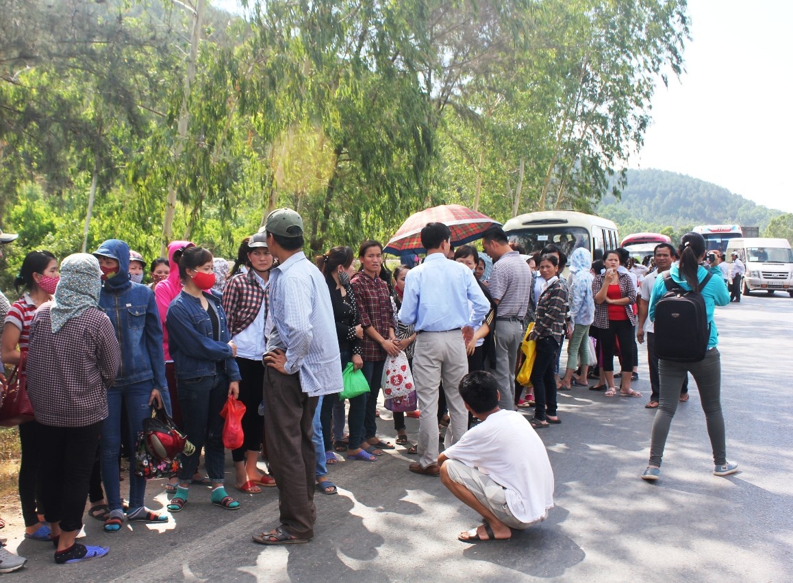 Dan chan xe dua don cong nhan anh 1