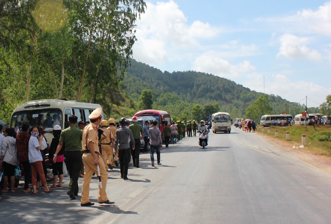 Dan chan xe dua don cong nhan anh 2