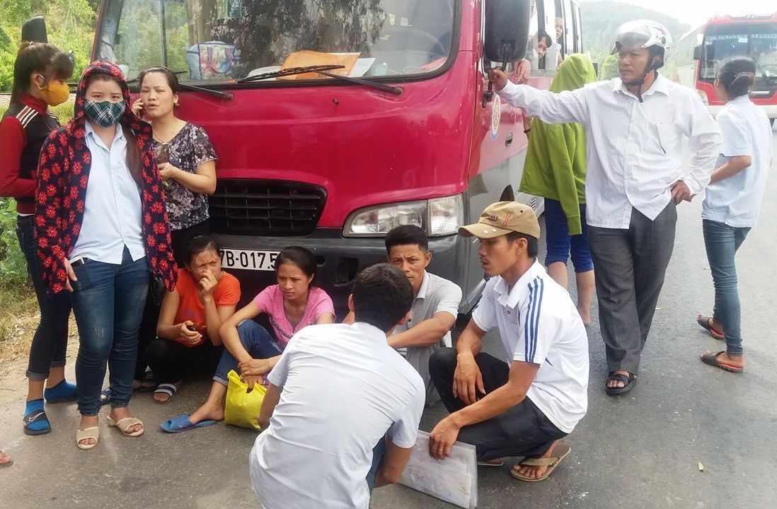 Nha tro e am, dan chan xe dua don cong nhan hinh anh