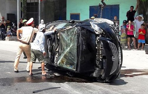 Vios lat ngua tren duong khi co vuot xe tai hinh anh