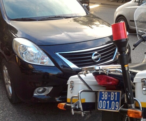 Bi kiem tra giay to, tai xe hat cong an len capo hinh anh