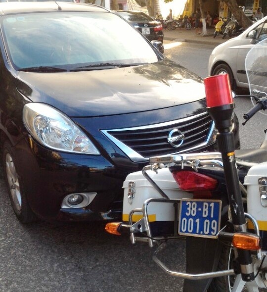 Cong an bi nguoi vi pham hat len nap capo anh 1