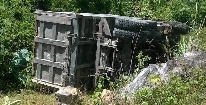 Xe tải lật, tài xế tử vong trong cabin ảnh 1 Xe tai lat, tai xe tu vong trong cabin anh 1