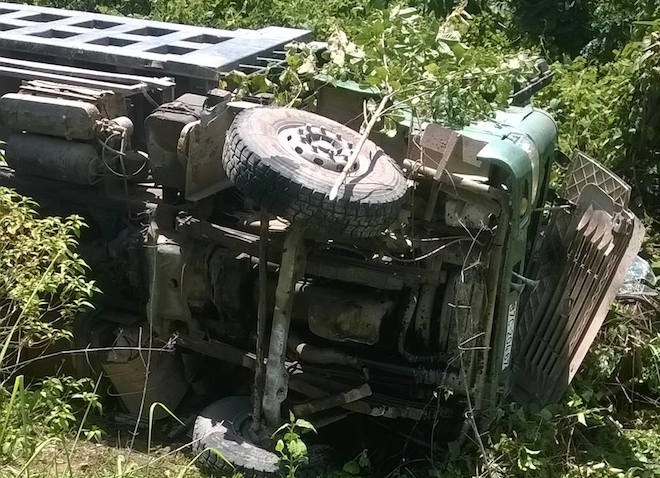 Xe tai lat xuong vuc, tai xe tu vong trong cabin hinh anh