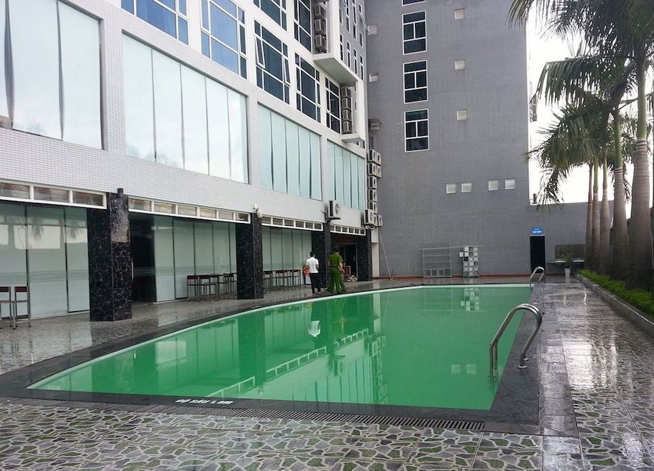 be trai duoi nuoc o be boi khach san anh 1