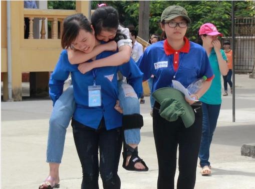 Nga gay chan, nu sinh nen dau thi xong moi den benh vien hinh anh