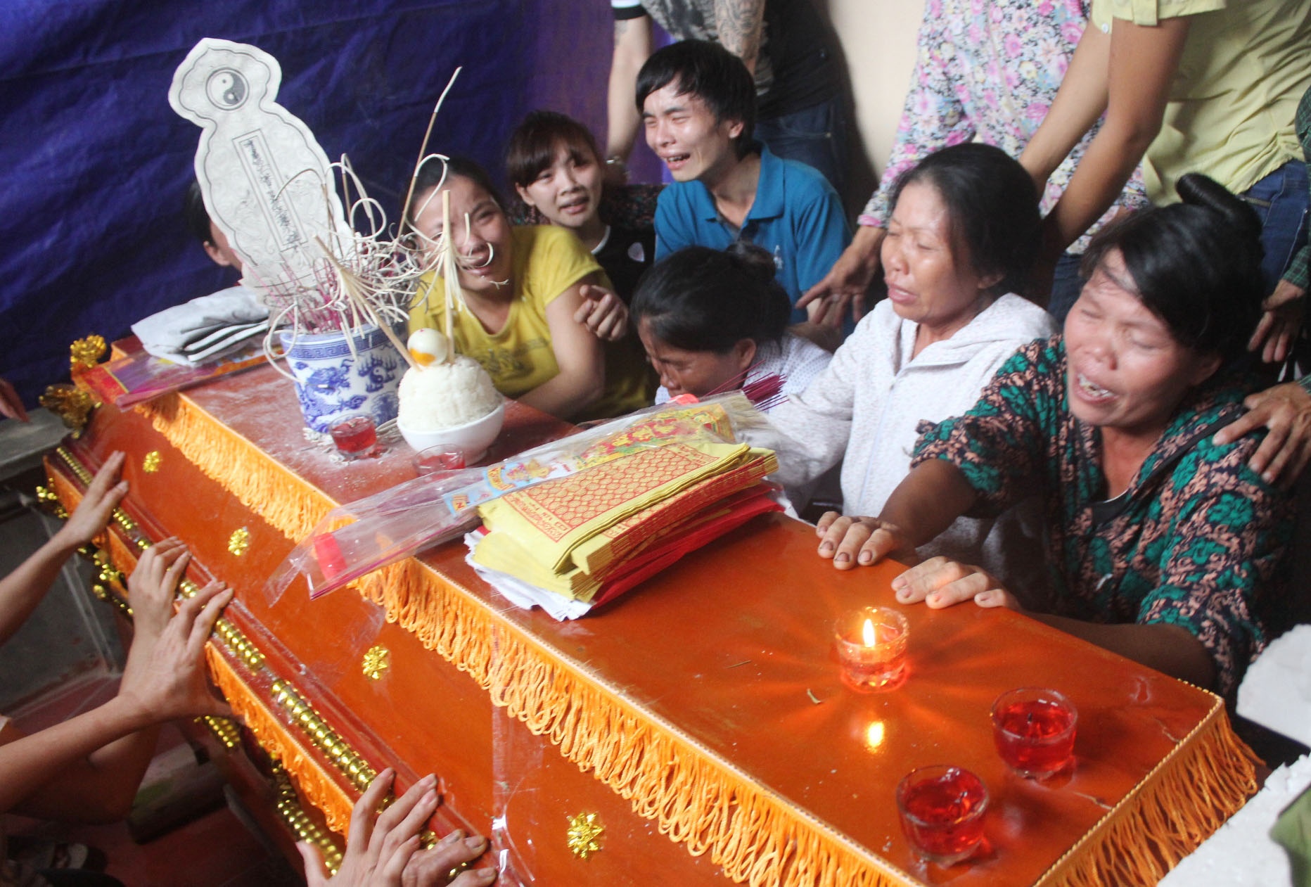 nu sinh Ngoai thuong bi lu cuon troi anh 9