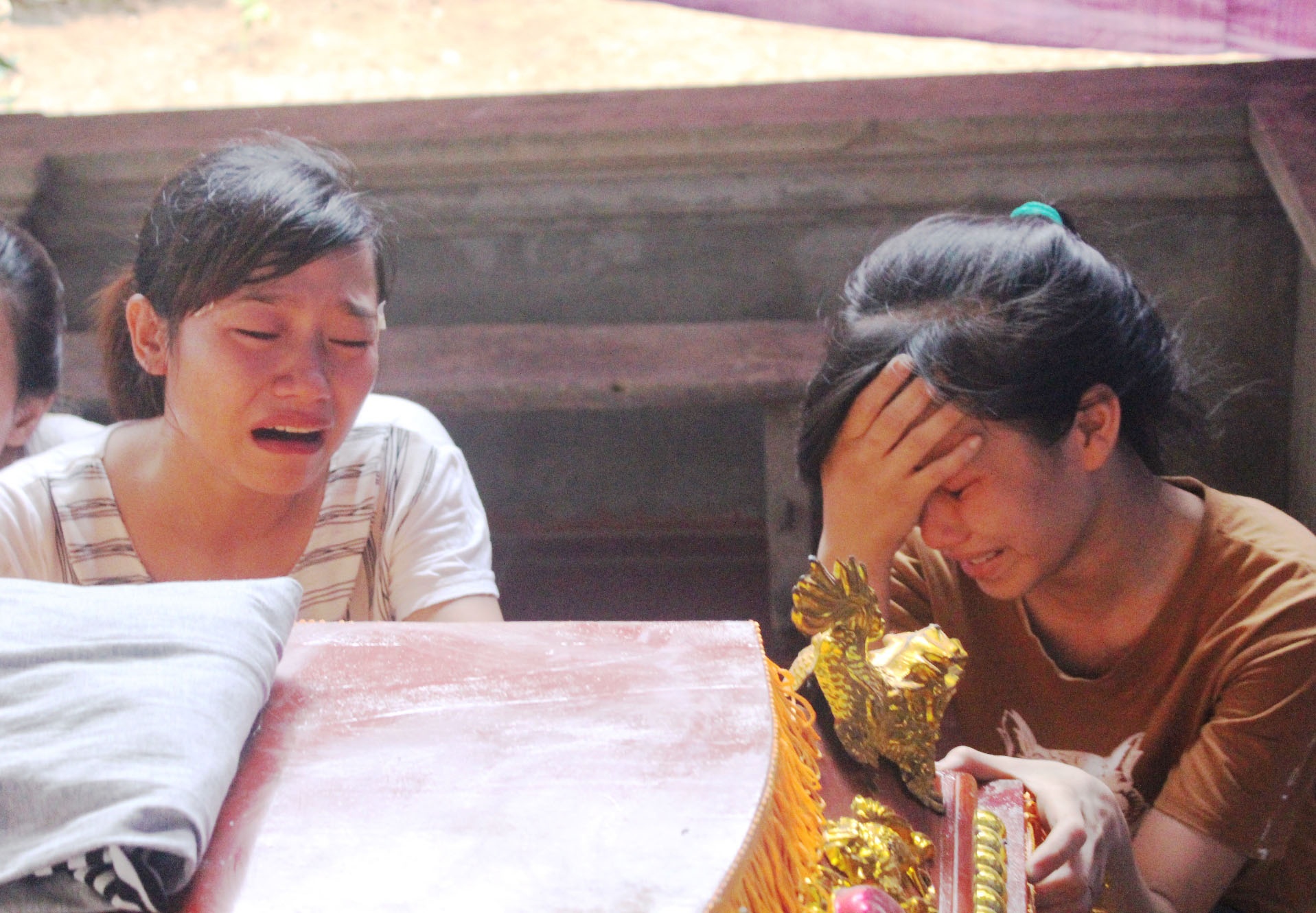 nu sinh Ngoai thuong bi lu cuon troi anh 10