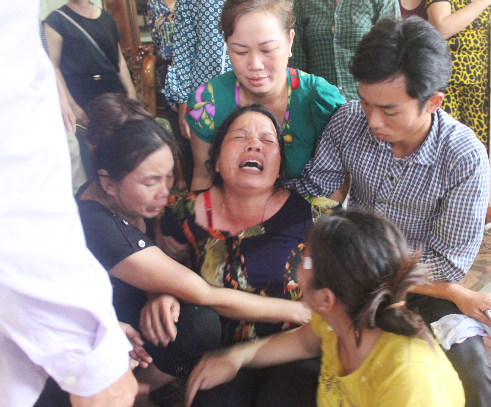 nu sinh Ngoai thuong bi lu cuon troi anh 11