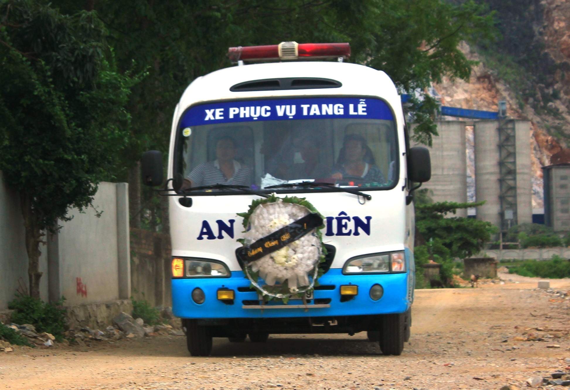 nu sinh Ngoai thuong bi lu cuon troi anh 1