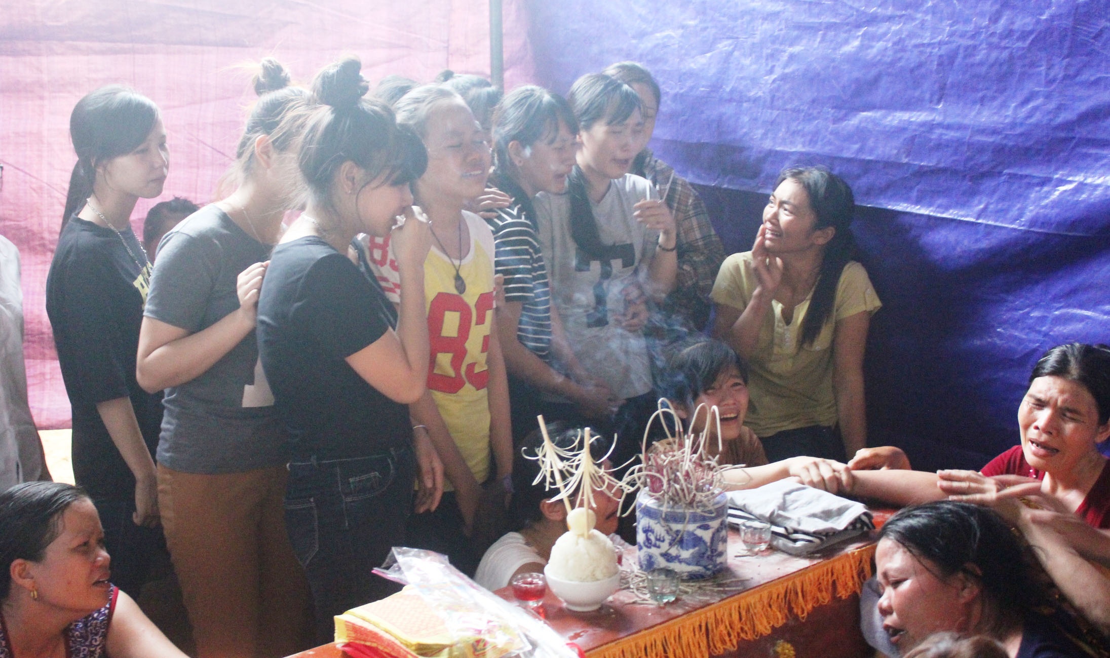 nu sinh Ngoai thuong bi lu cuon troi anh 12