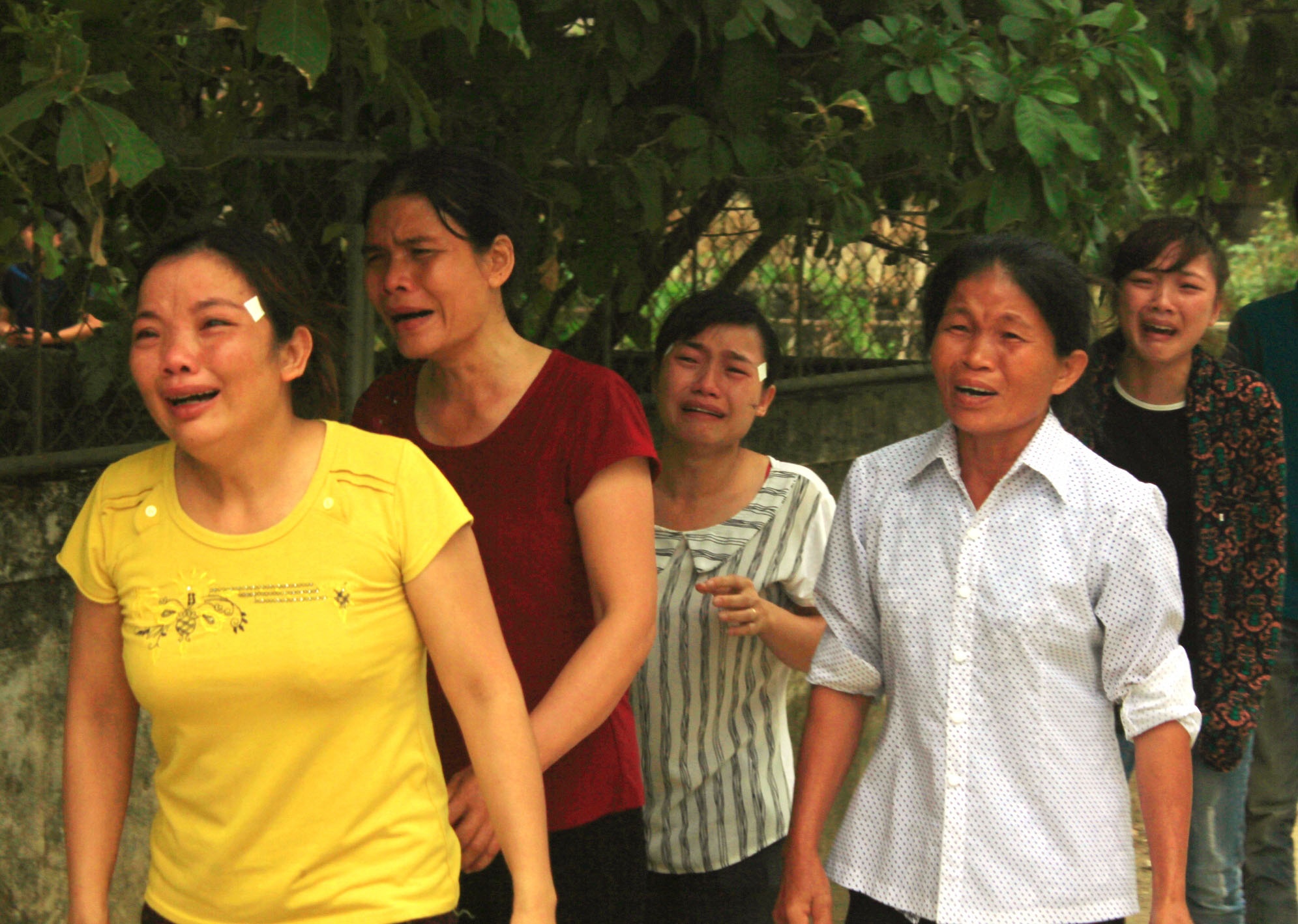 nu sinh Ngoai thuong bi lu cuon troi anh 2