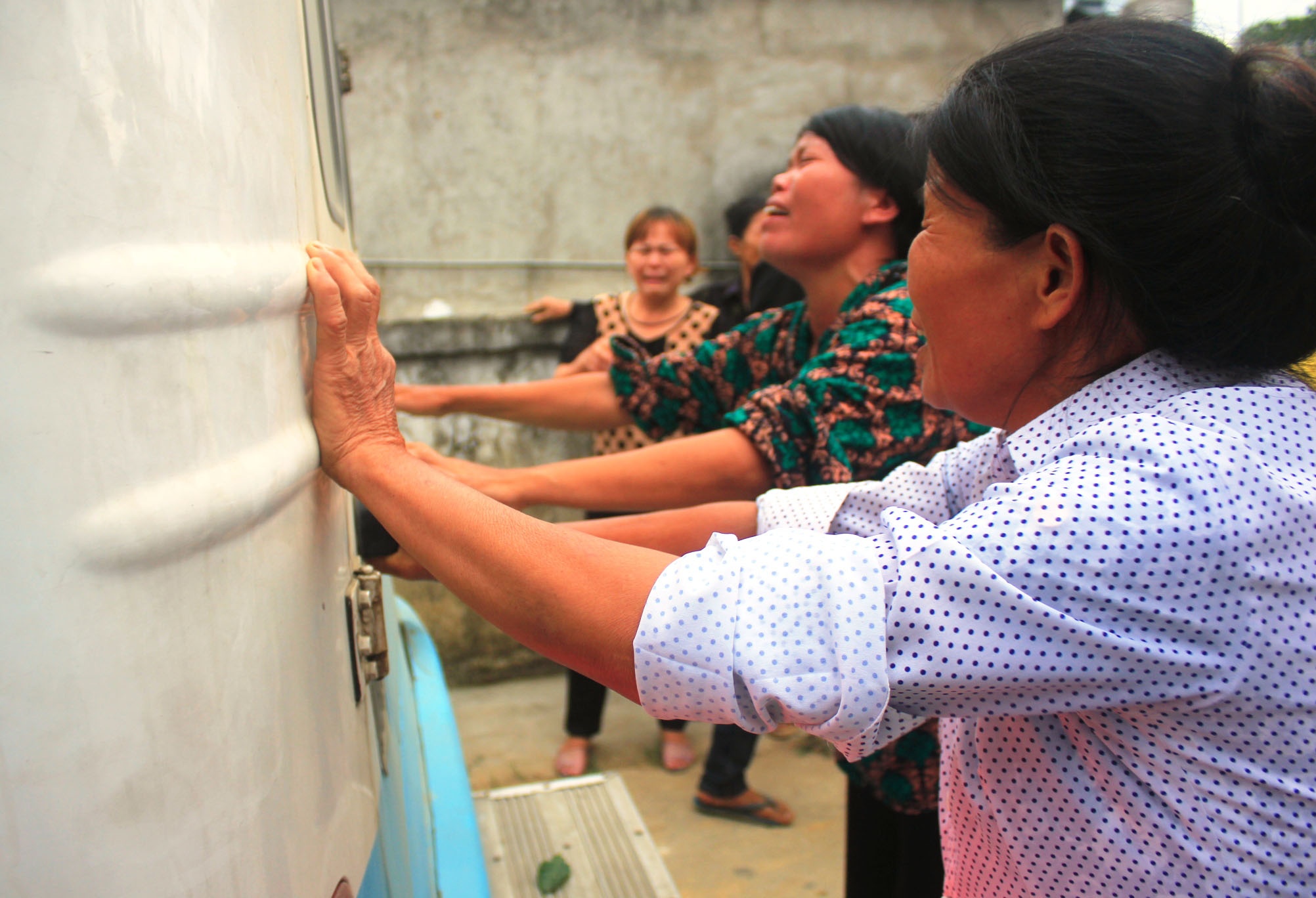 nu sinh Ngoai thuong bi lu cuon troi anh 3
