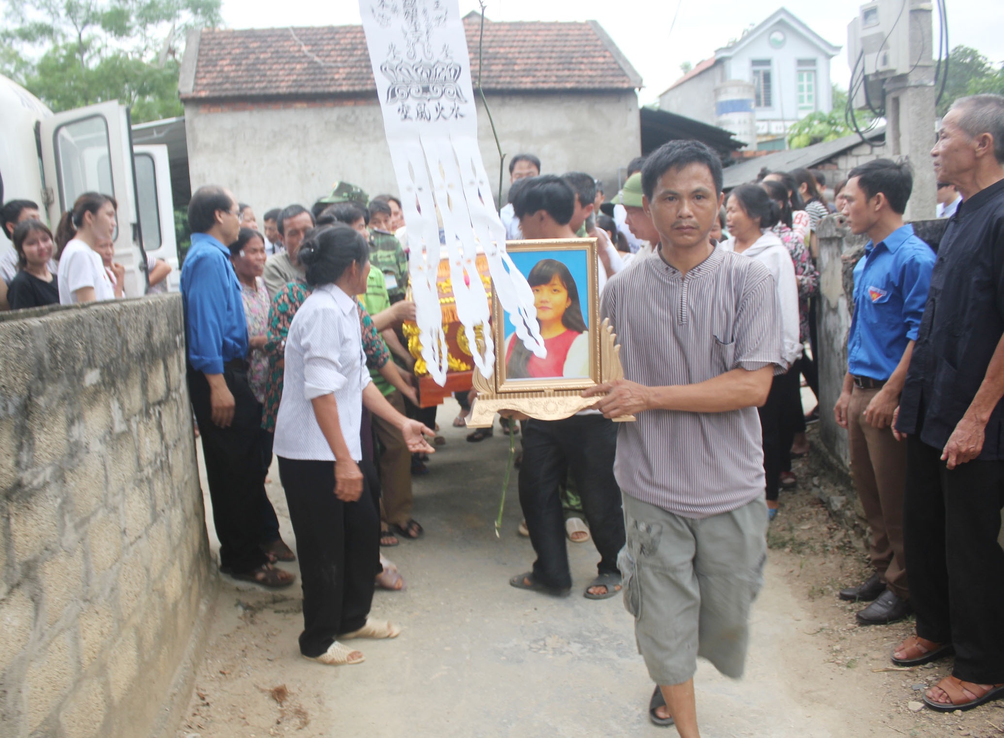 nu sinh Ngoai thuong bi lu cuon troi anh 6