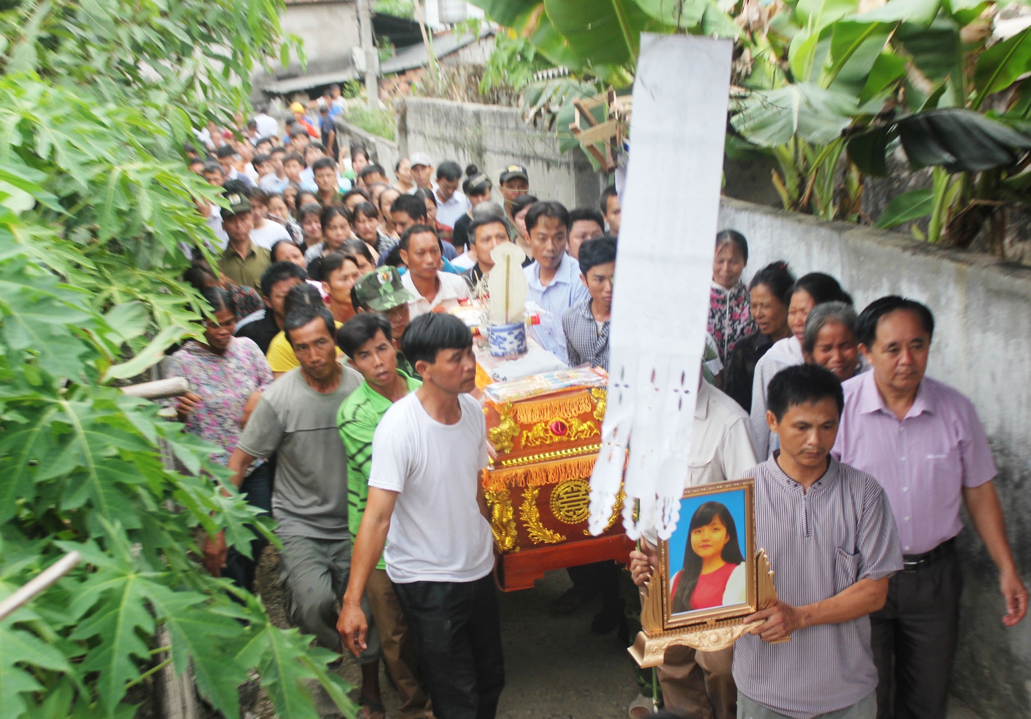 nu sinh Ngoai thuong bi lu cuon troi anh 7