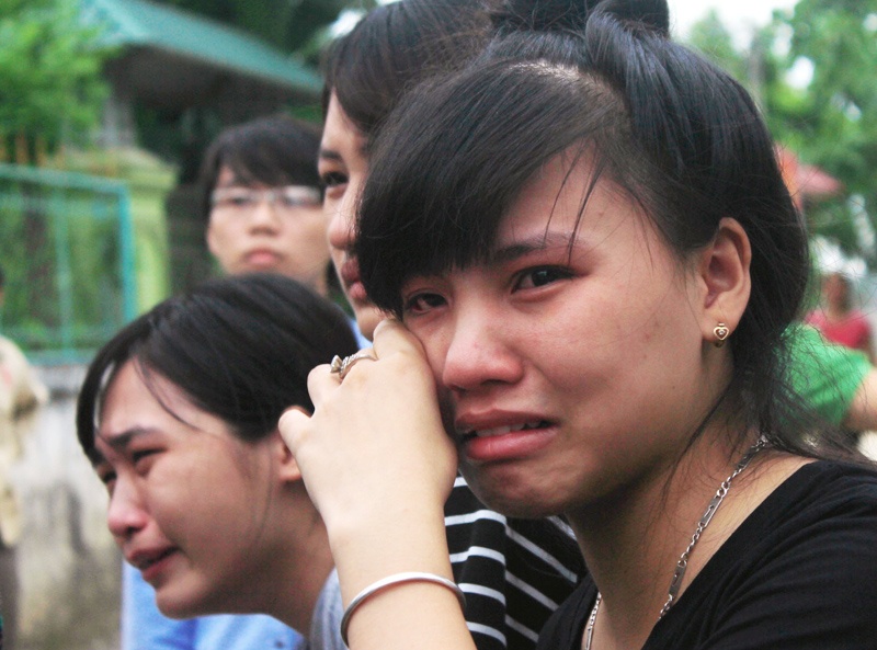 Ban be, nguoi than vat va ben quan tai nu sinh bi lu cuon hinh anh