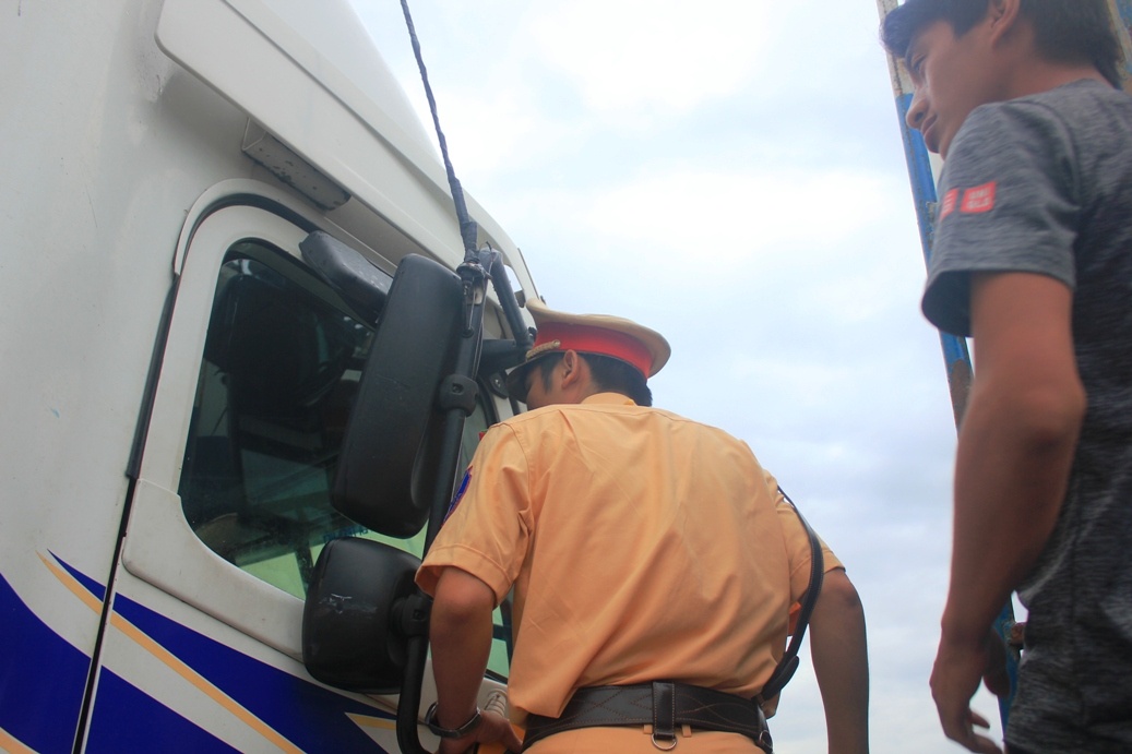 Tai xe, phu xe khong dam roi khoi cabin sau tai nan hinh anh