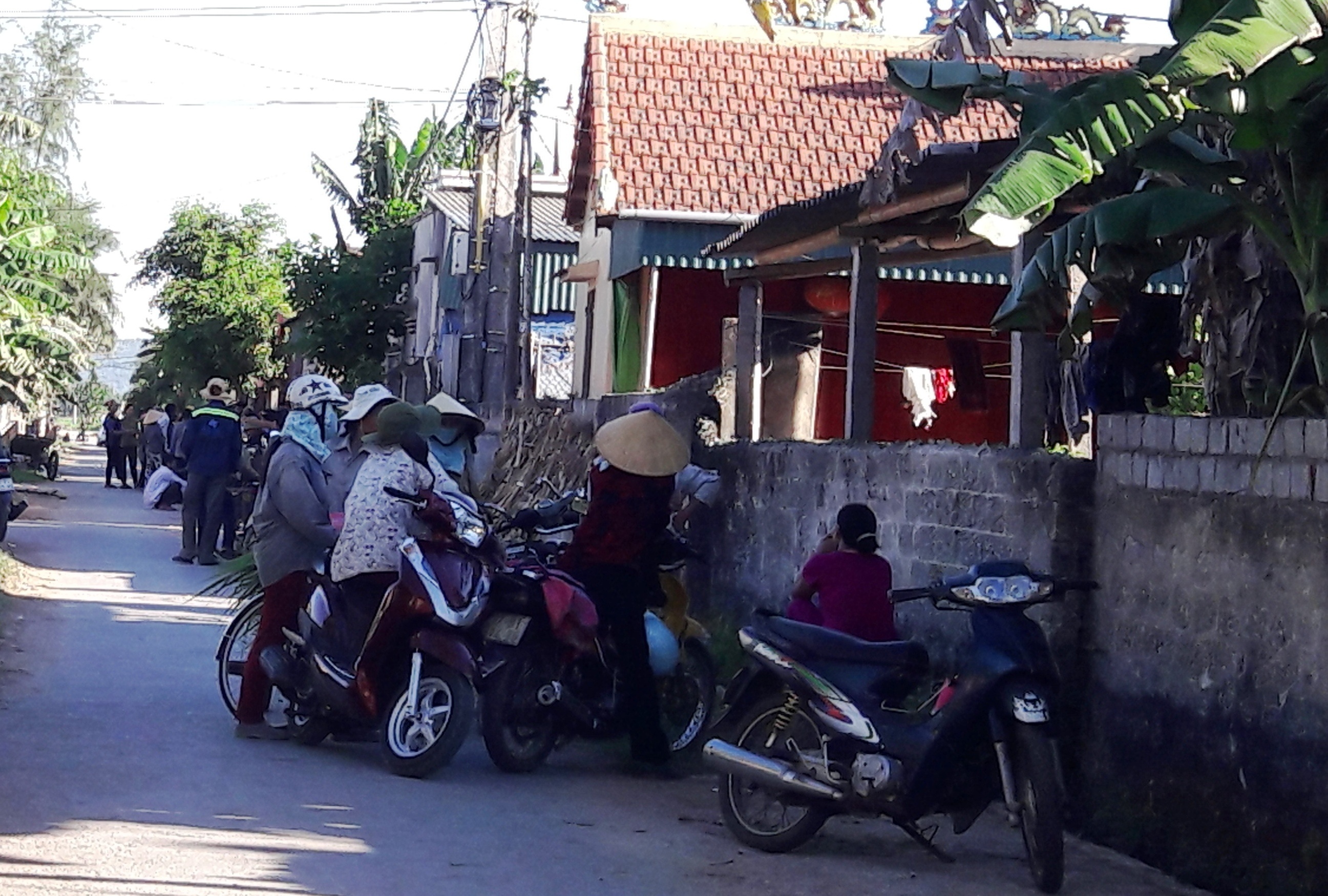 Co gai bi dien giat tu vong khi bom nuoc hinh anh