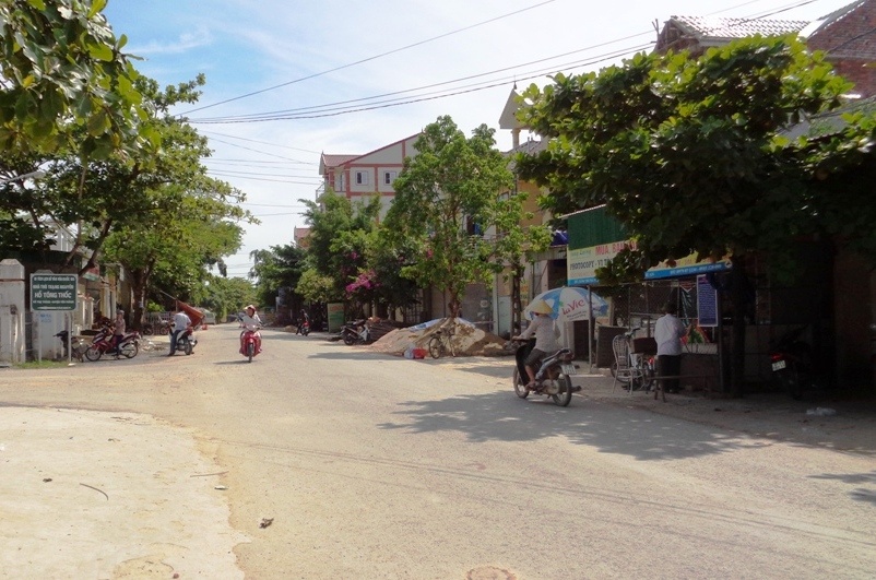 Trai lang hon chien,  mot thanh nien bi chem dut tay anh 1