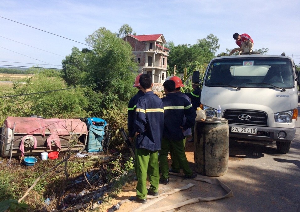 Xe bồn chở 5.000 lít xăng lật nghiêng bên đường ảnh 1 Xe bon cho 5.000 lit xang lat nghieng ben duong anh 1