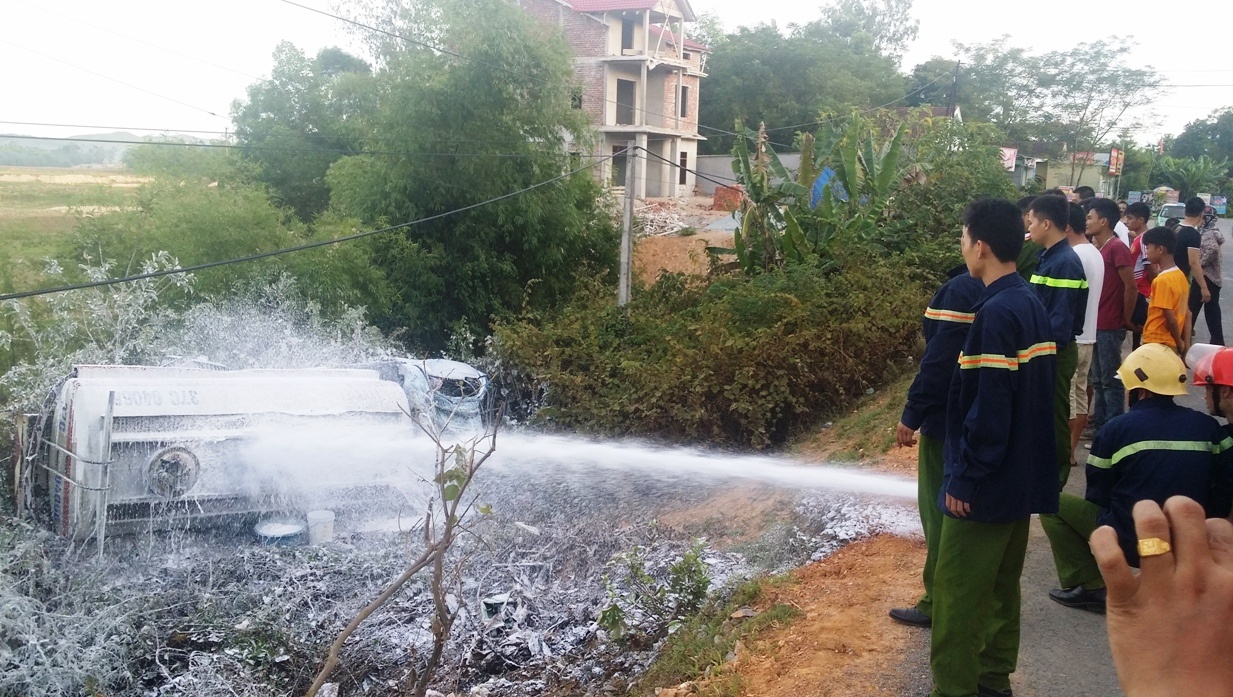 Xe bồn chở 5.000 lít xăng lật nghiêng bên đường ảnh 2 Xe bon cho 5.000 lit xang lat nghieng ben duong anh 2