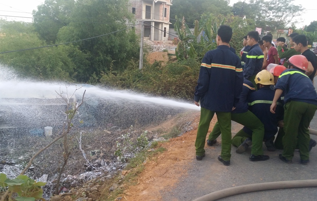 Xe cho xang lat nghieng, canh sat phun bot khi phong chay hinh anh