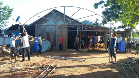 Be 5 tuoi roi xuong ham dot than tu vong hinh anh