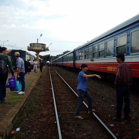 Chay dau may tau hoa, duong sat Bac-Nam te liet nhieu gio hinh anh