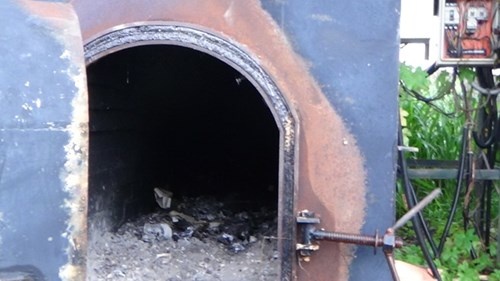 Vut hang tram xac heo xuong song Sai Gon anh 2