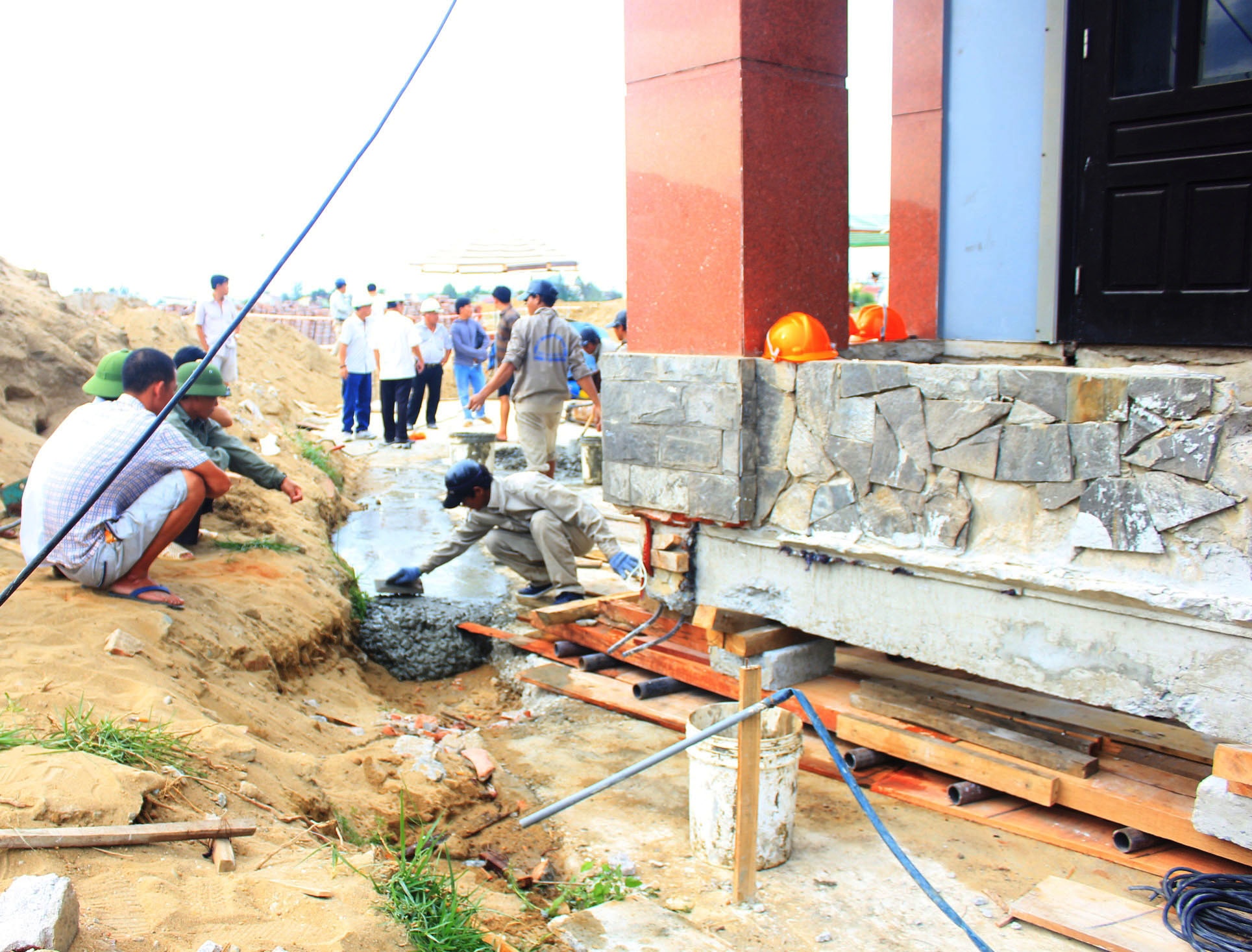 'Than den' o Nghe An hoan thanh viec di doi biet thu 800 tan anh 6