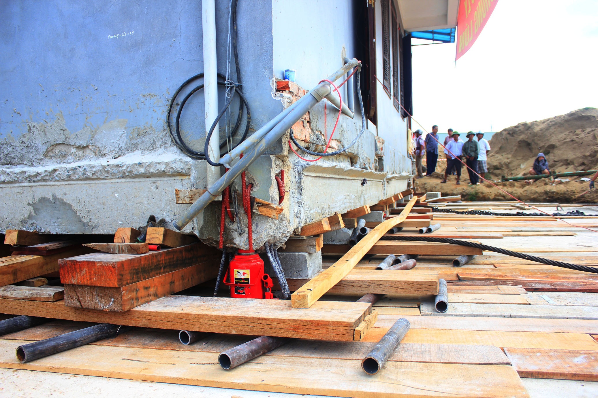 'Than den' o Nghe An hoan thanh viec di doi biet thu 800 tan anh 7