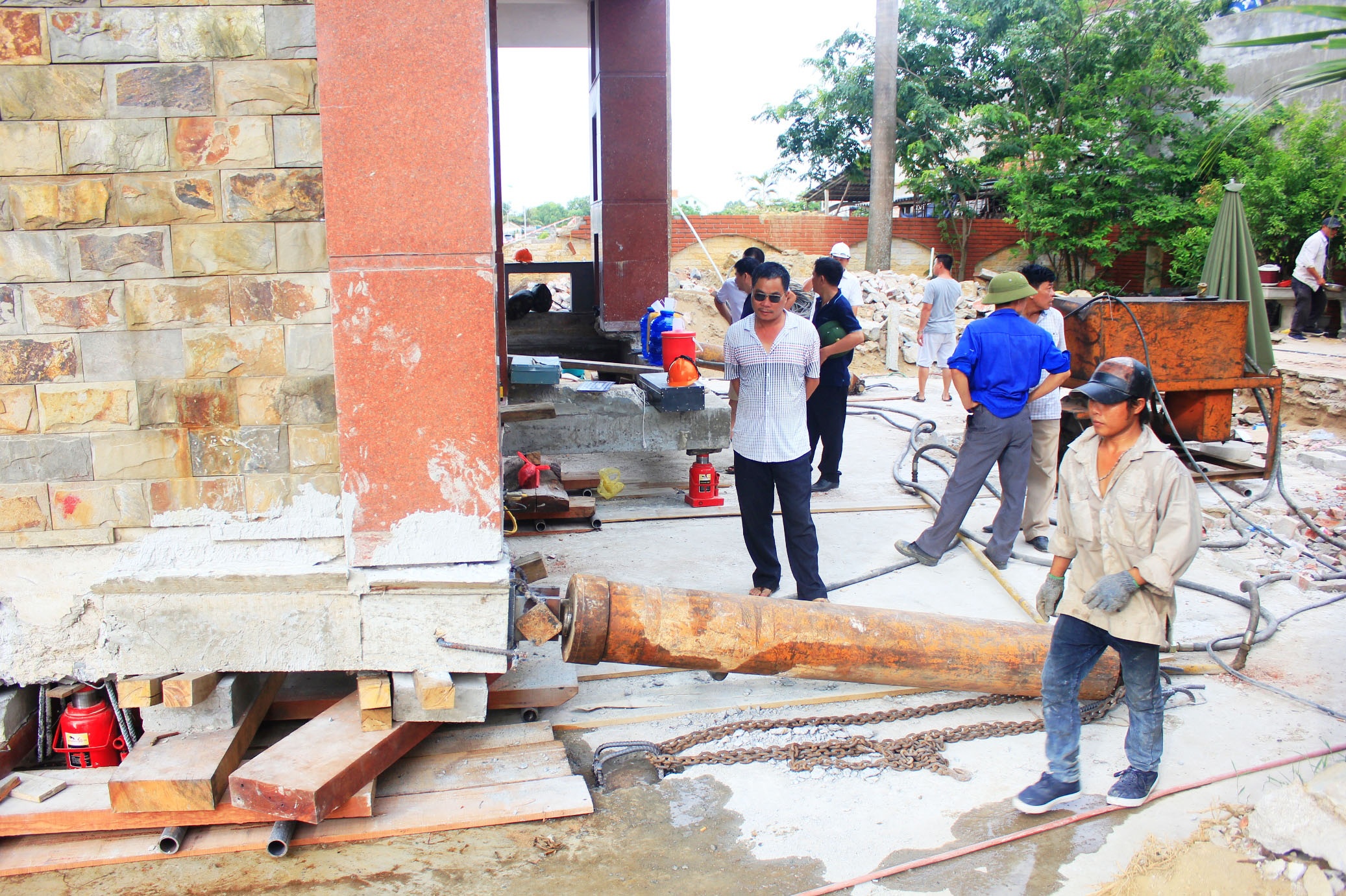 'Than den' o Nghe An hoan thanh viec di doi biet thu 800 tan anh 8