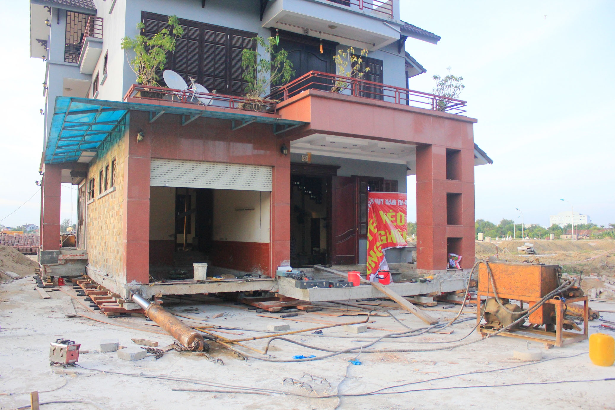 'Than den' o Nghe An hoan thanh viec di doi biet thu 800 tan anh 9