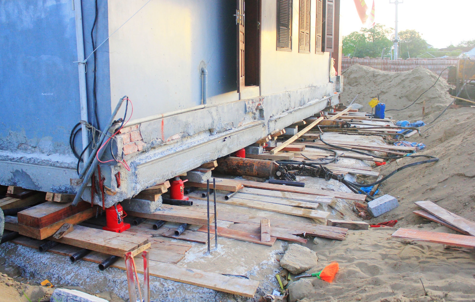 'Than den' o Nghe An hoan thanh viec di doi biet thu 800 tan anh 10